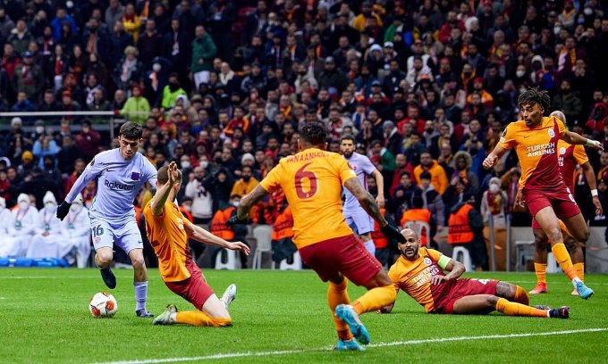 Aubameyang đưa Barca vào tứ kết Europa League