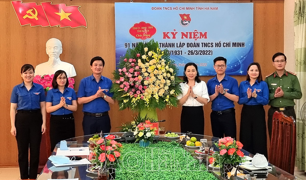 Đồng chí Phó Bí thư Thường trực Tỉnh ủy Đinh Thị Lụa thăm và chúc mừng Tỉnh đoàn Hà Nam nhân ngày thành lập Đoàn