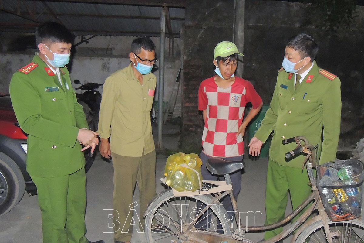 Công an xã Thanh Hương giúp đỡ người bị lạc về với gia đình