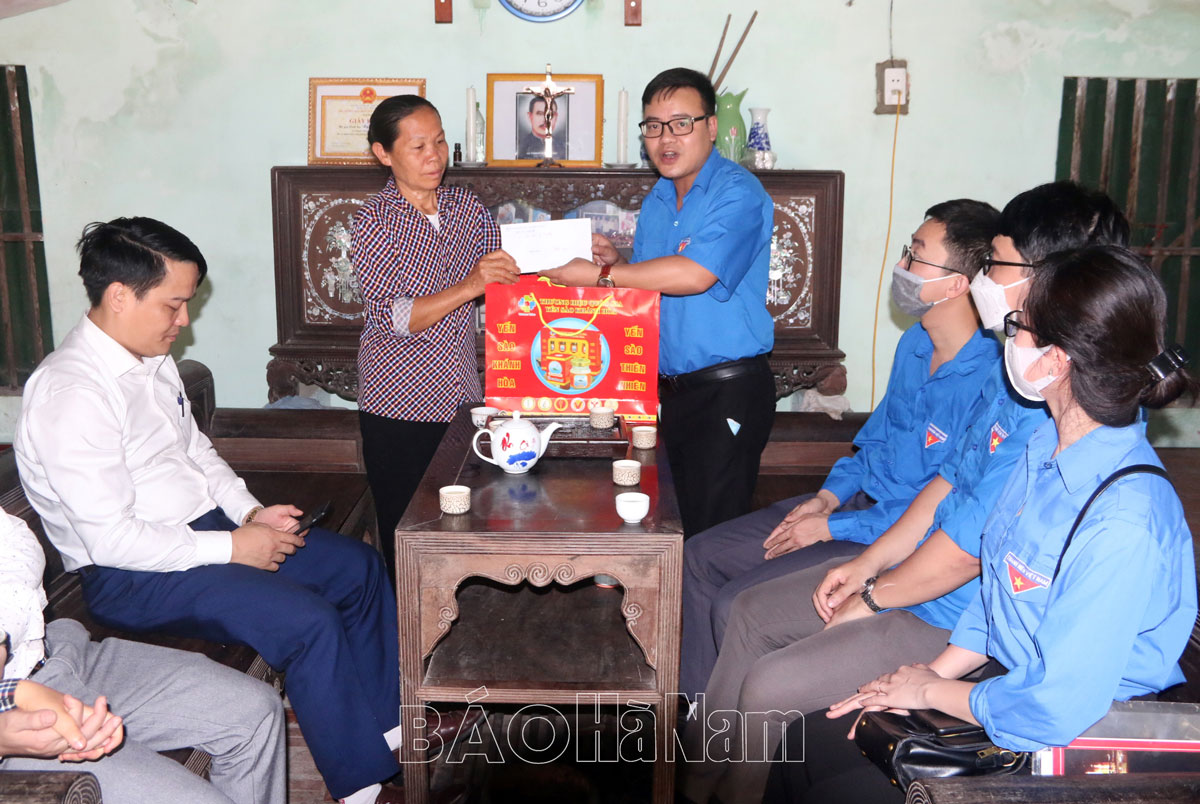 Chi đoàn Sở Tư pháp thăm, tặng quà cán bộ cơ sở bị thương tật