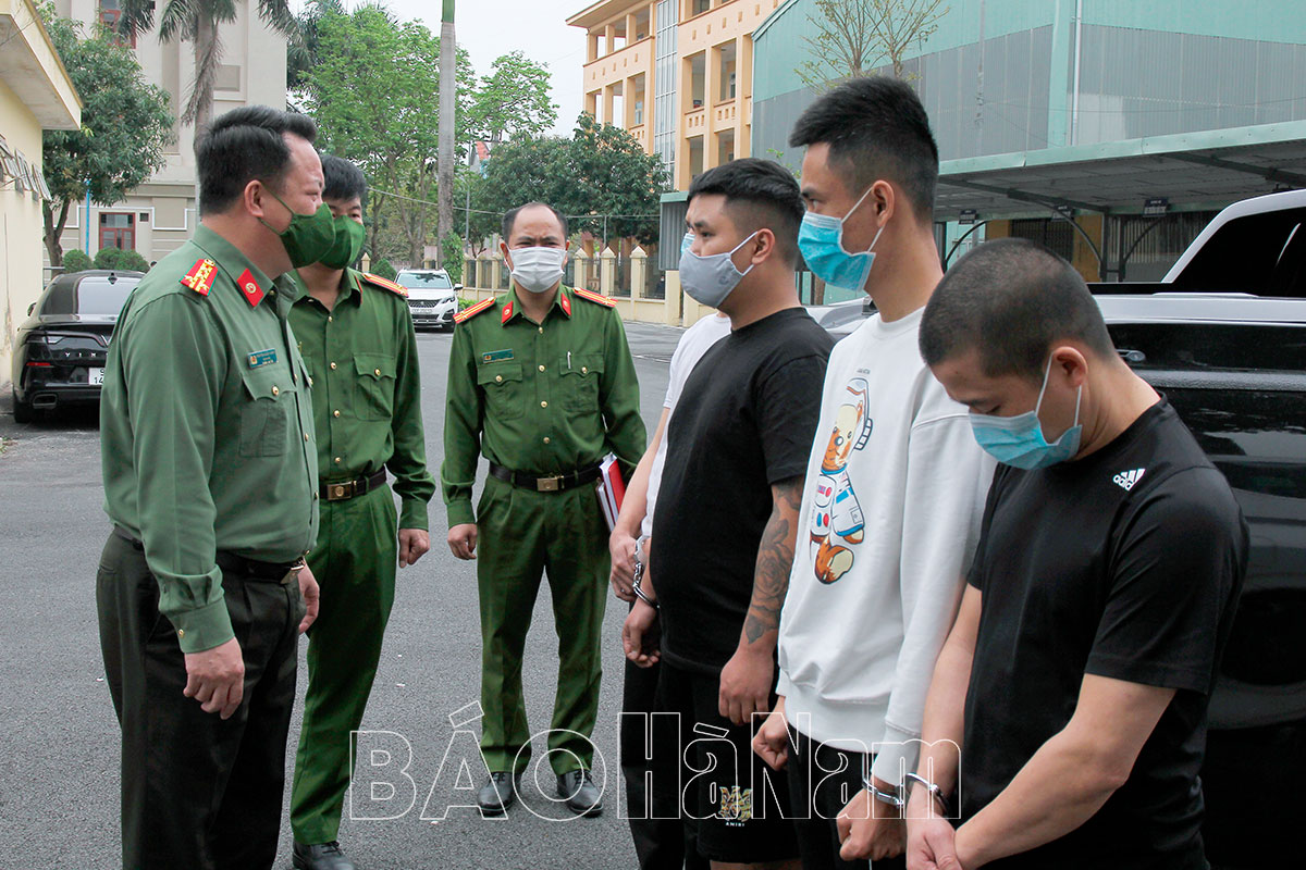 Tham gia “Hội những người vỡ nợ thích làm liều” rồi rủ nhau thuê ô tô từ Việt Trì về Phủ Lý cướp điện thoại