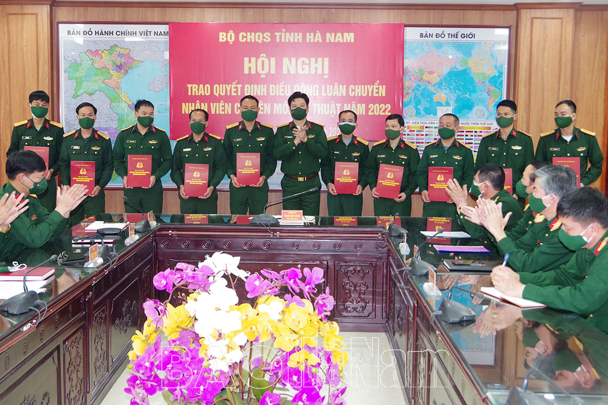 Bộ CHQS tỉnh trao quyết định điều động, luân chuyển 10 quân nhân chuyên nghiệp