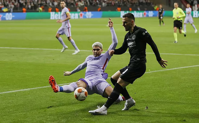 Barca hoà dù chơi hơn người ở Europa League