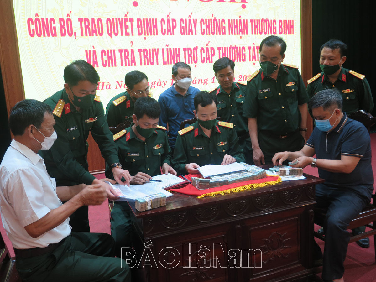 Bộ CHQS tỉnh công bố quyết định cấp giấy chứng nhận và chi trả truy lĩnh trợ cấp thương tật cho thương binh