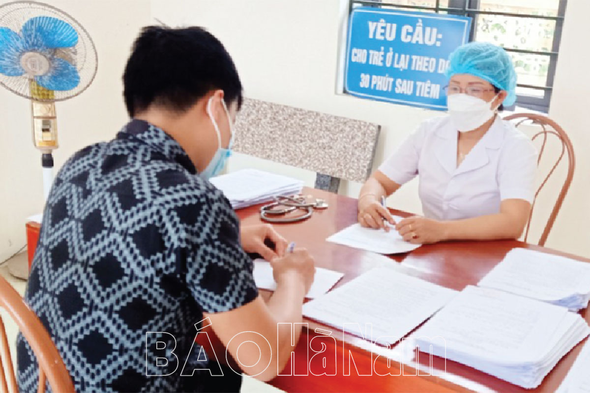 Nữ cán bộ trạm y tế xung kích trong phòng, chống dịch Covid-19