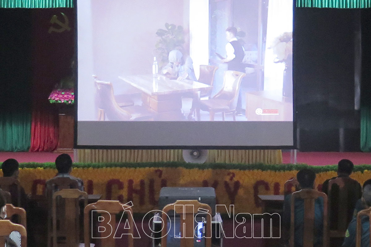 Ban CHQS thành phố Phủ Lý phối hợp tổ chức chiếu phim lưu động phục vụ nhân dân