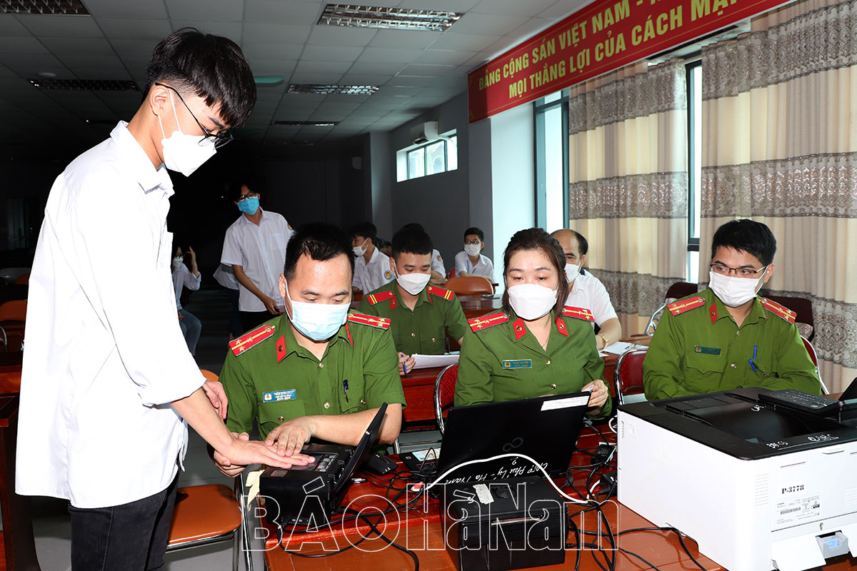 Công an TP. Phủ Lý cấp định danh điện tử cho học sinh trường THPT Chuyên Biên Hòa