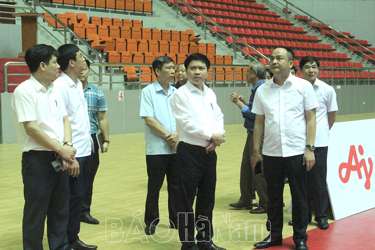 Đồng chí Chủ tịch UBND tỉnh Trương Quốc Huy kiểm tra công tác chuẩn bị cho Seagames 31 tại Nhà thi đấu TDTT tỉnh