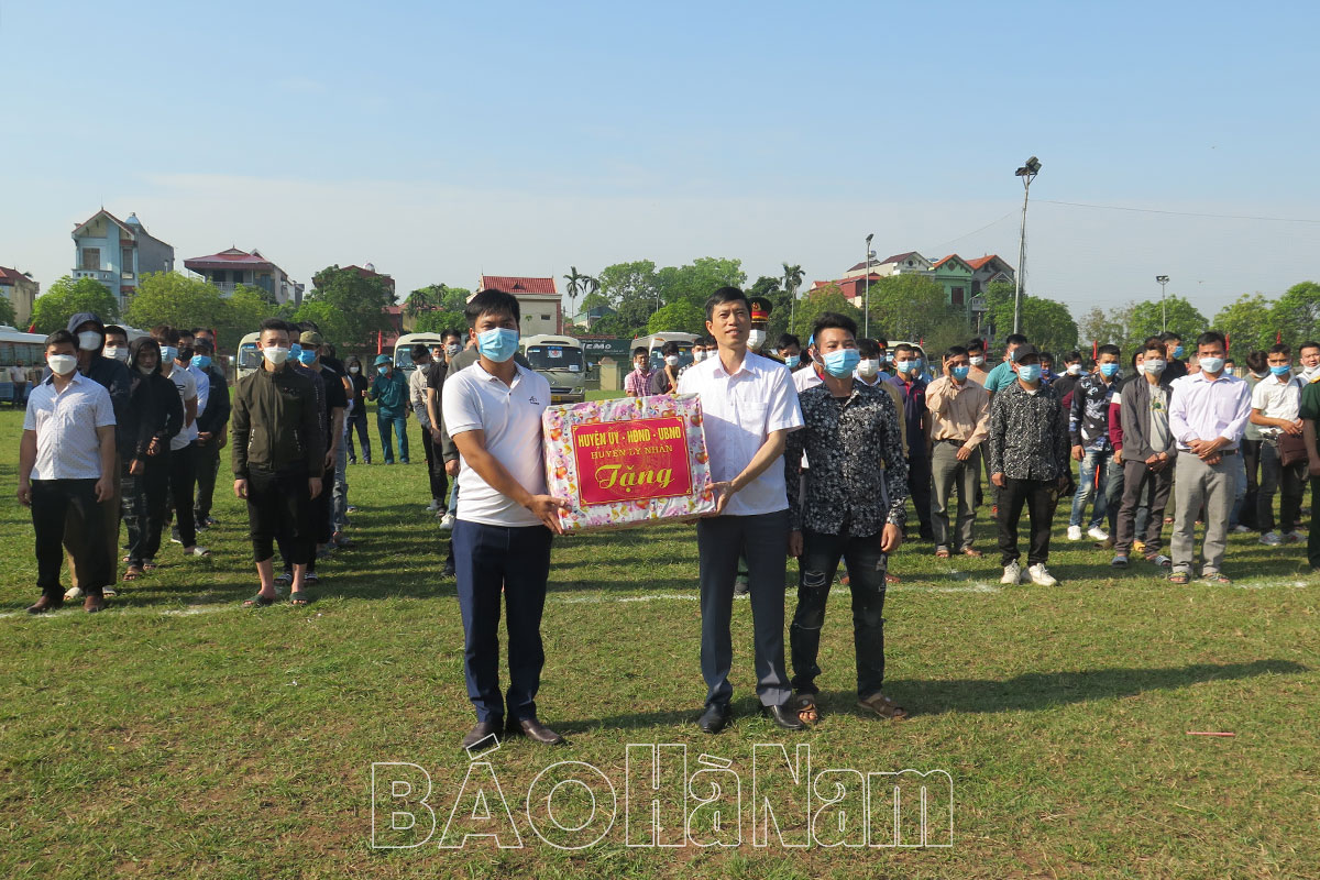 UBND huyện Lý Nhân tiếp nhận, bàn giao quân nhân dự bị huấn luyện năm 2022