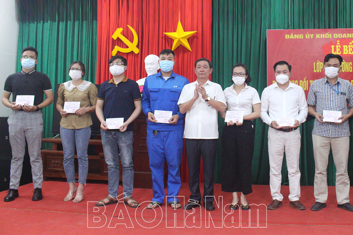 Bế giảng lớp bồi dưỡng lý luận chính trị dành cho đối tượng kết nạp Đảng khóa V, nhiệm kỳ 2020-2025