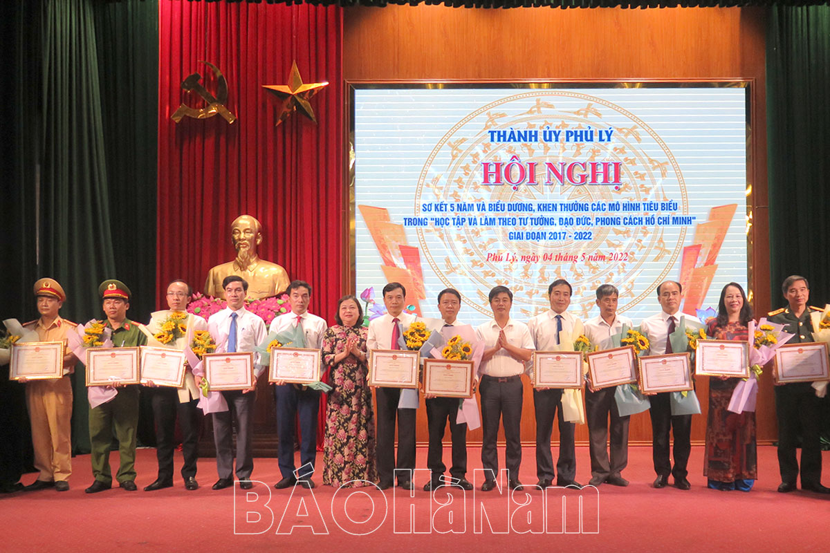 Thành ủy Phủ Lý biểu dương, khen thưởng các mô hình tiêu biểu trong học tập, làm theo tư tưởng, đạo đức, phong cách Hồ Chí Minh