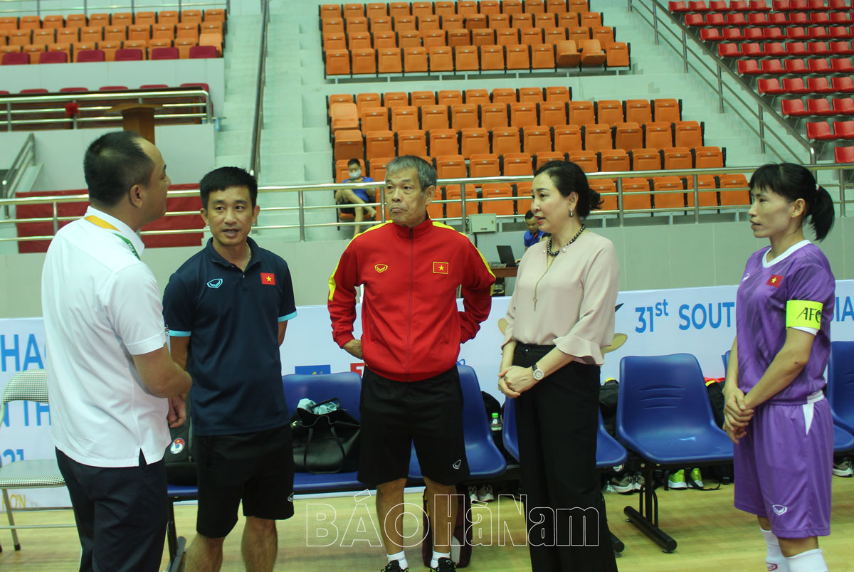 Đồng chí Phó Bí thư Thường trực Tỉnh ủy Đinh Thị Lụa kiểm tra công tác chuẩn bị cho SEA Games tại Nhà thi đấu TDTT tỉnh Hà Nam