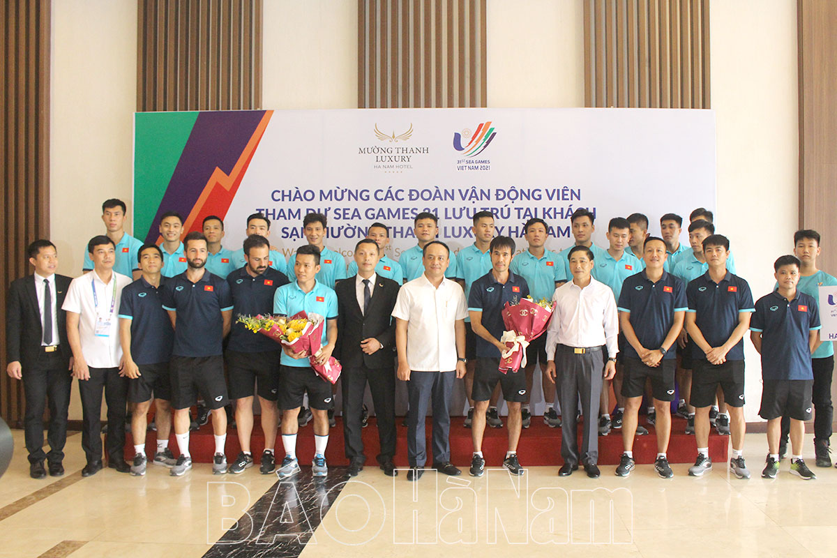 Phó Chủ tịch UBND tỉnh Nguyễn Anh Chức gặp gỡ Đoàn Futsal nam Việt Nam dự SEA Games 31 tại Hà Nam
