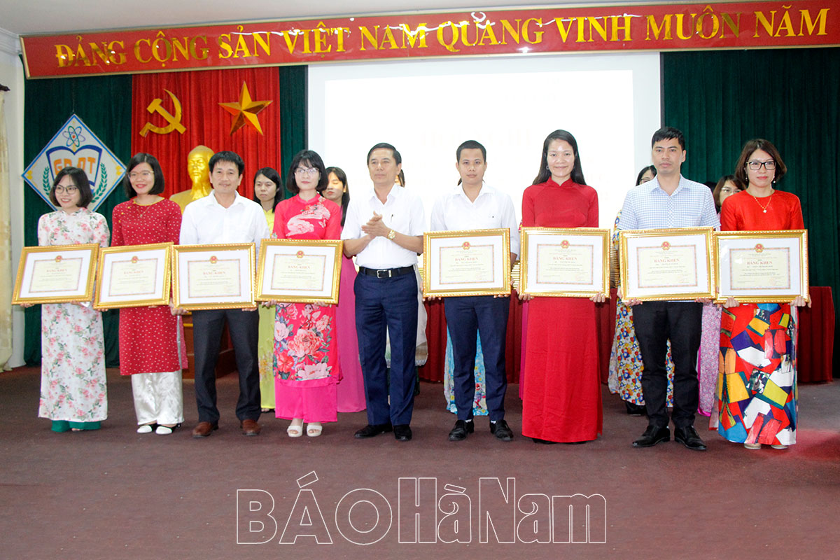 Tuyên dương, khen thưởng giáo viên lãnh đội và học sinh giỏi năm học 2021-2022