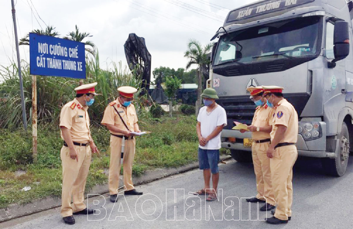 Kiên quyết xử lý xe chở quá tải trọng
