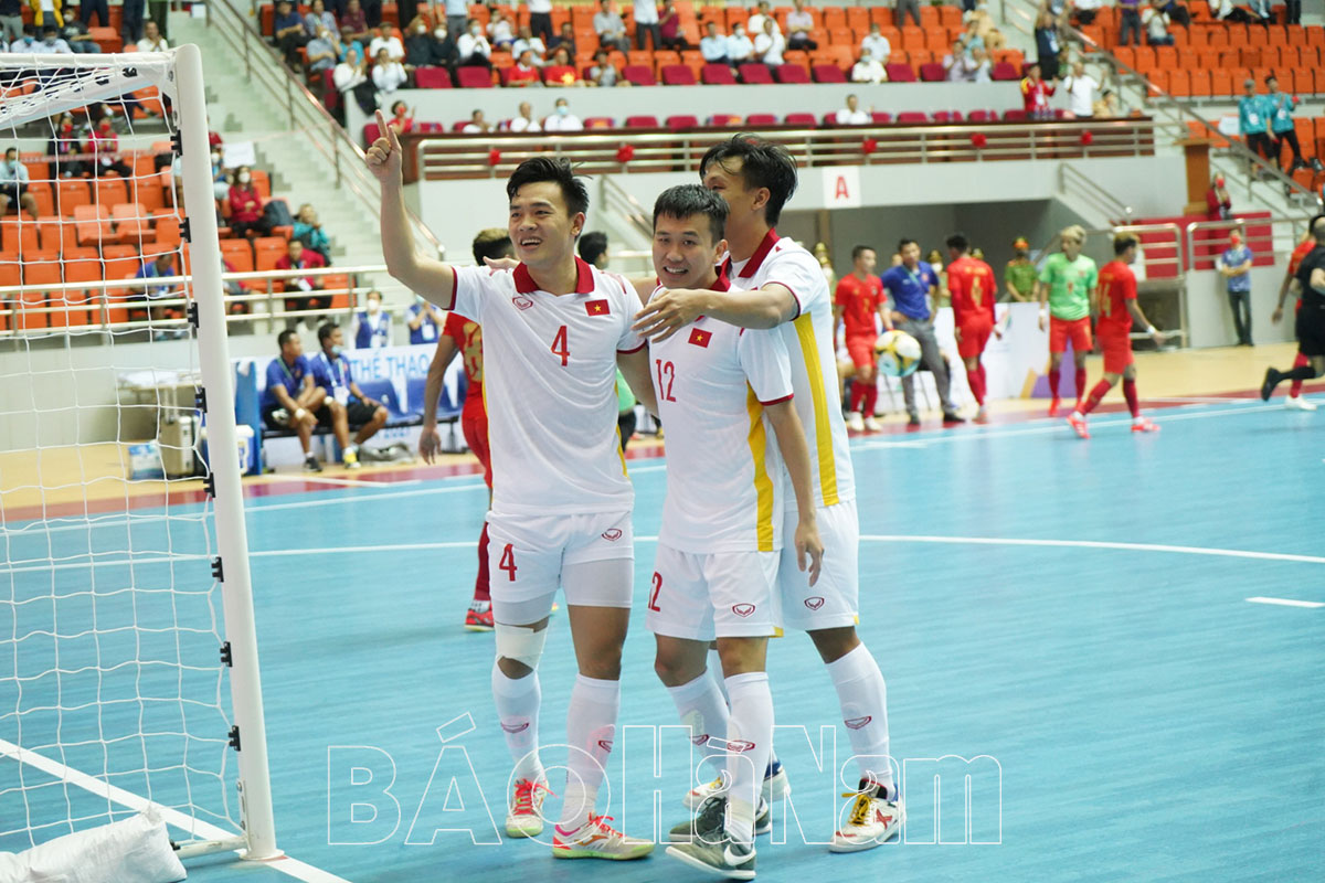Futsal nam Việt Nam đè bẹp Myanmar 4 - 0