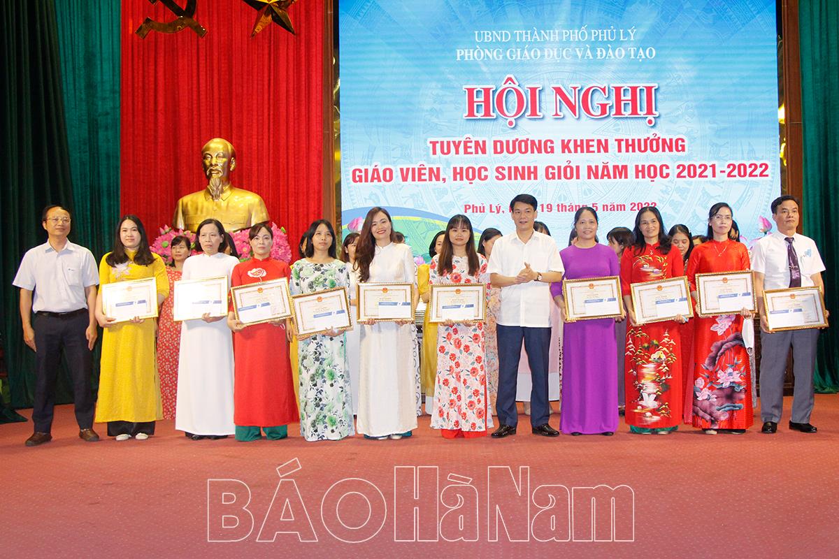 Thành phố Phủ Lý tuyên dương, khen thưởng giáo viên, học sinh giỏi năm học 2021-2022