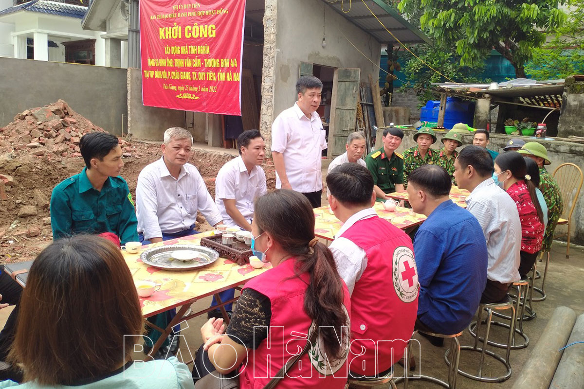 Ban CHQS thị xã Duy Tiên phối hợp khởi công xây dựng nhà tình nghĩa tặng đối tượng chính sách