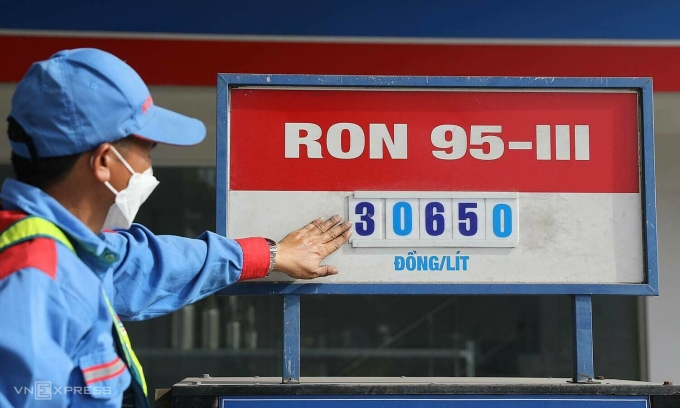 Giá xăng vượt 30.500 đồng một lít