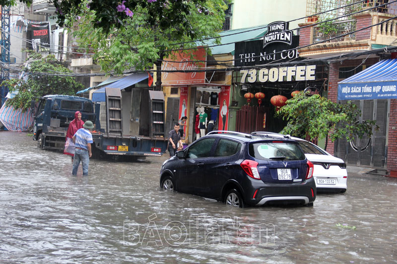 Nhiều tuyến phố ở Phủ Lý "thành sông" sau trận mưa đêm qua