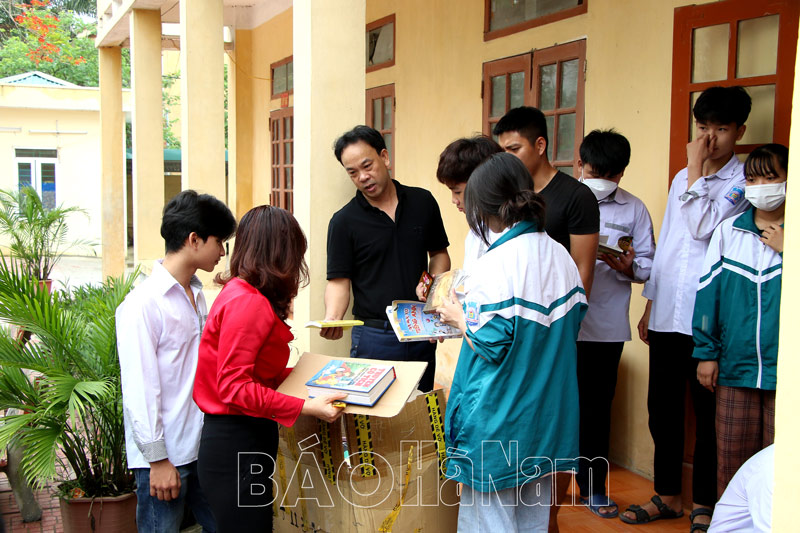 Trao tặng gần 7.300 cuốn sách cho 2 trường học trên địa bàn huyện Bình Lục