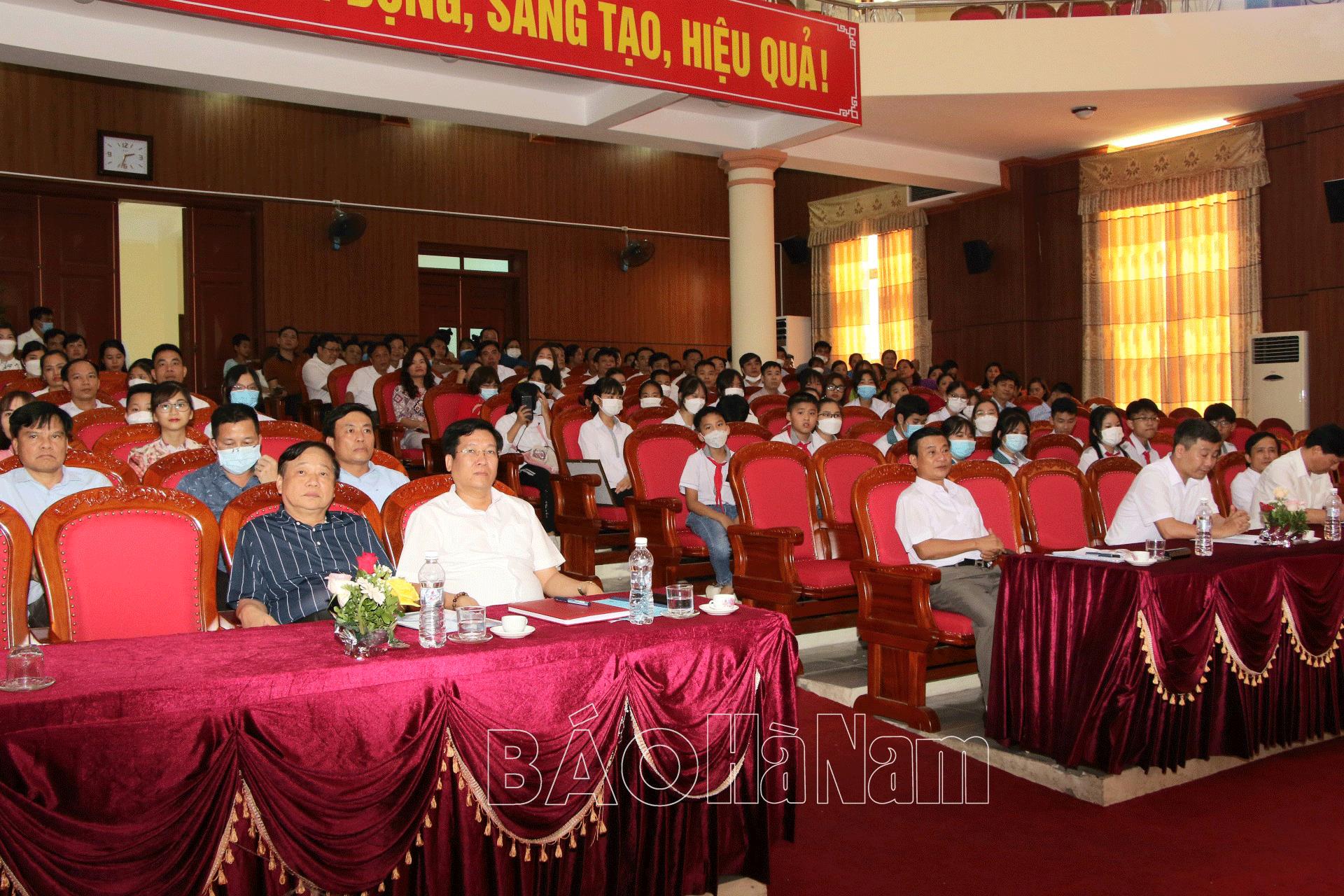 Bình Lục tuyên dương, khen thưởng giáo viên dạy giỏi, học sinh giỏi các cấp