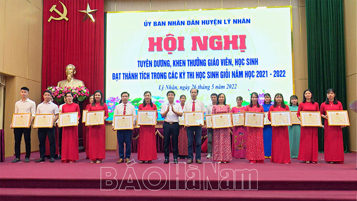Lý Nhân tuyên dương, khen thưởng giáo viên, học sinh đạt thành tích trong các kỳ thi học sinh giỏi năm học 2021 - 2022