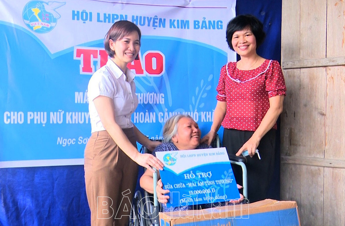 Hội LHPN Kim Bảng trao nhà “Mái ấm tình thương” cho hội viên có hoàn cảnh khó khăn
