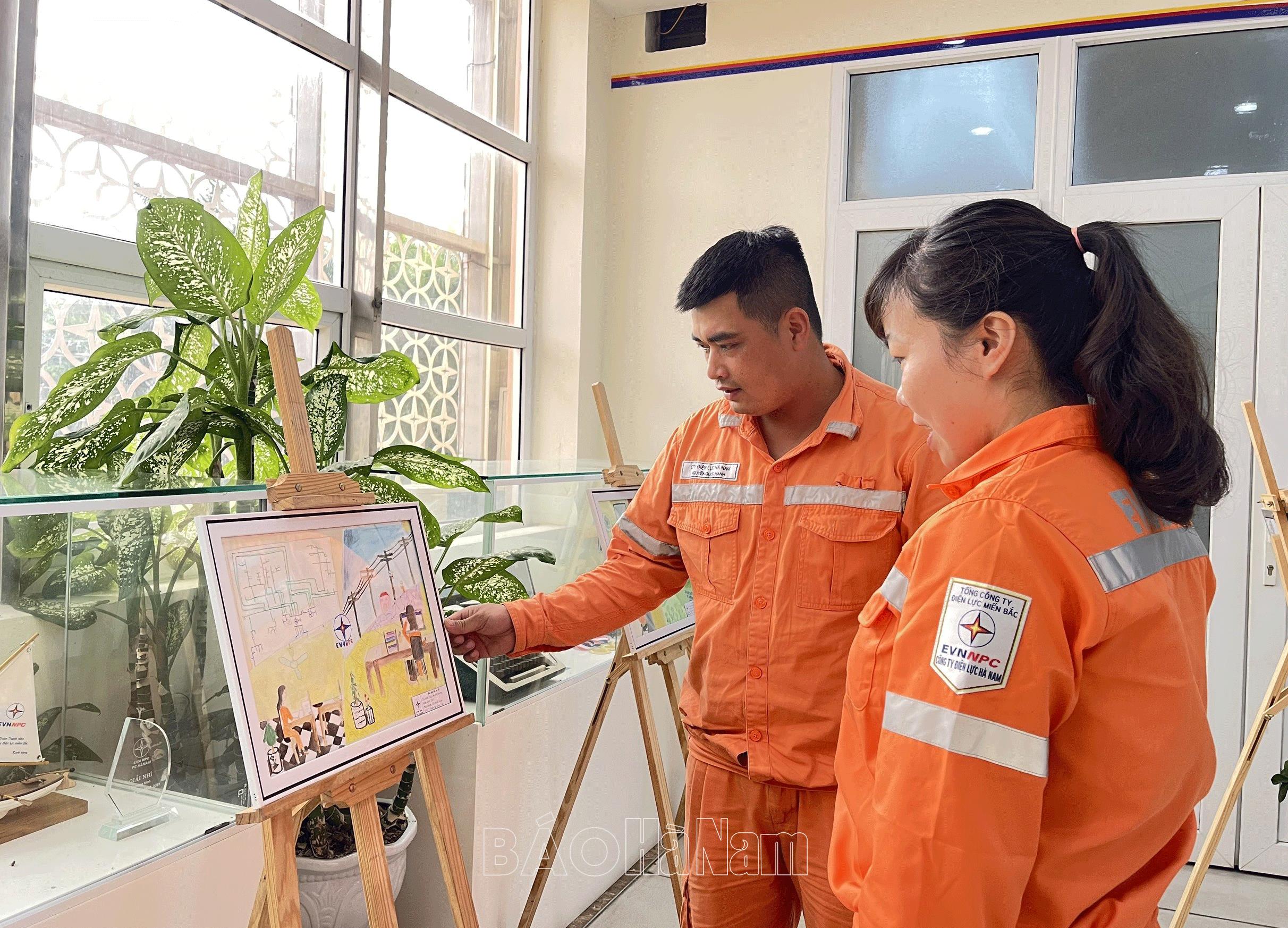 Triển lãm tranh theo chủ đề “Màu áo cam em yêu” tại Công ty Điện lực Hà Nam