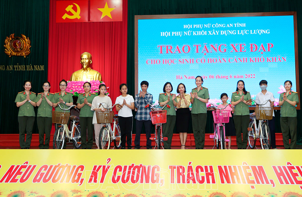 Hội phụ nữ khối Xây dựng lực lượng (Công an tỉnh) trao tặng xe đạp cho học sinh có hoàn cảnh khó khăn