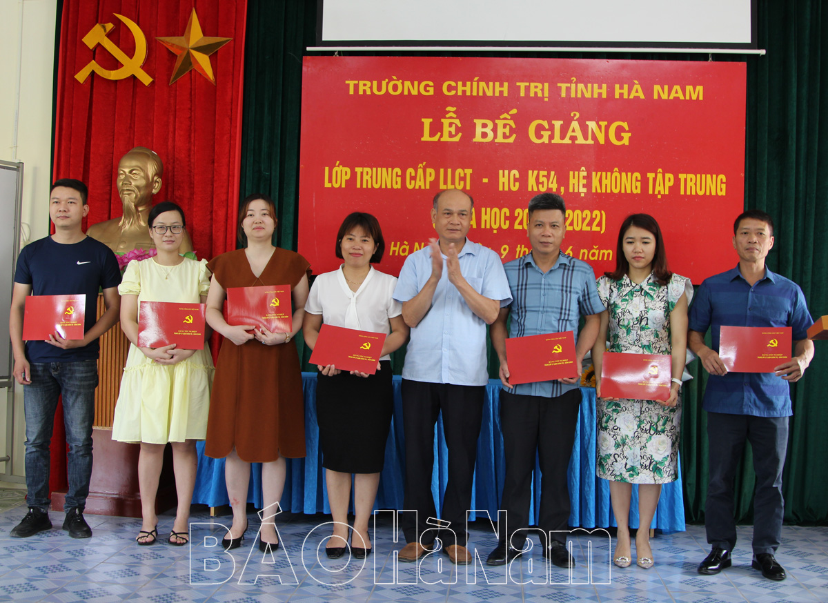 Trường Chính trị tỉnh bế giảng lớp Trung cấp Lý luận chính trị- hành chính K54