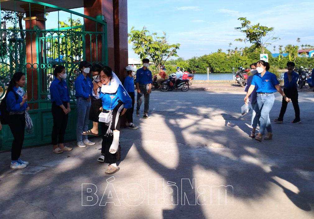 Nét đẹp tình nguyện viên tham gia tiếp sức mùa thi