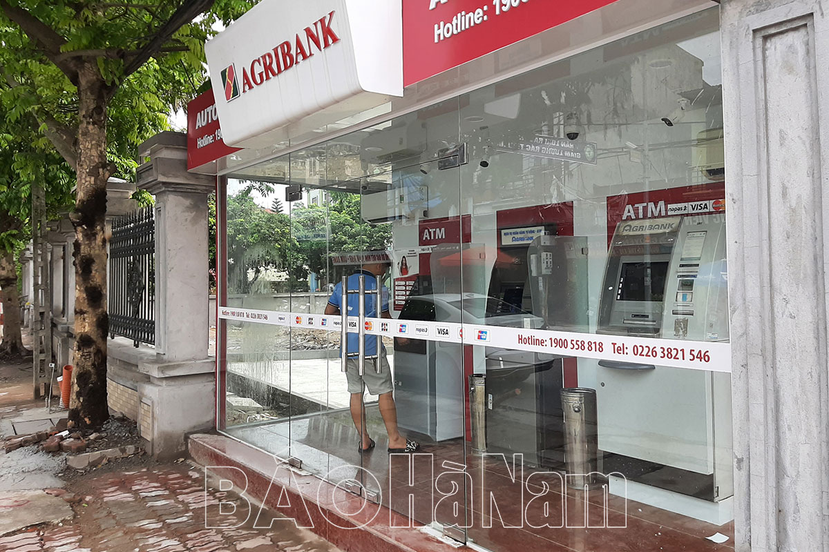 Thiếu cây ATM, người dân ở khu vực nông thôn gặp khó khi rút tiền