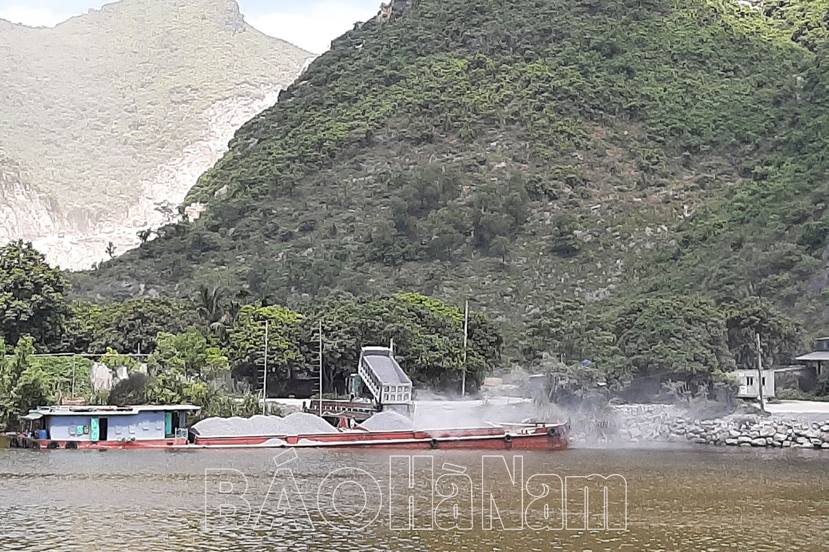 Thanh Liêm tập trung xóa bỏ trụ cẩu vật liệu xây dựng, cầu cảng tự phát