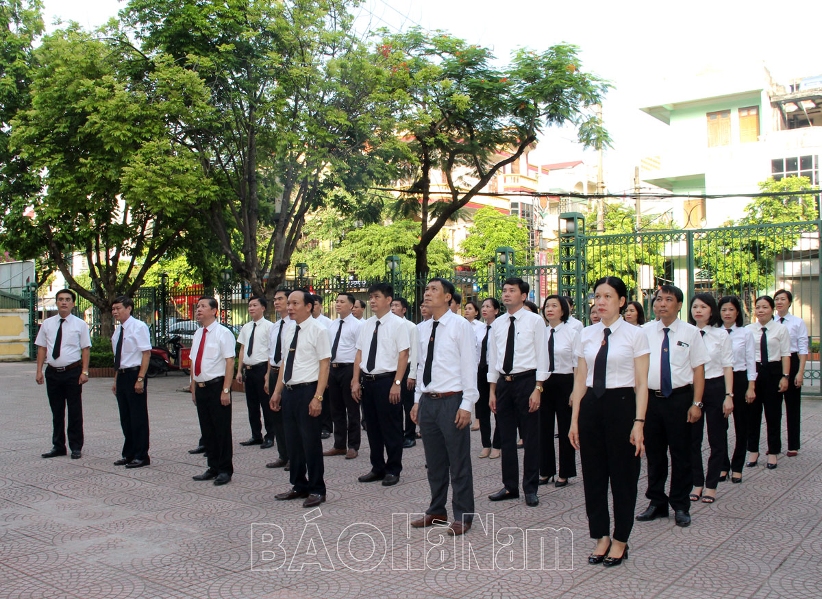 TAND tỉnh Hà Nam sinh hoạt chính trị dưới nghi thức Chào cờ