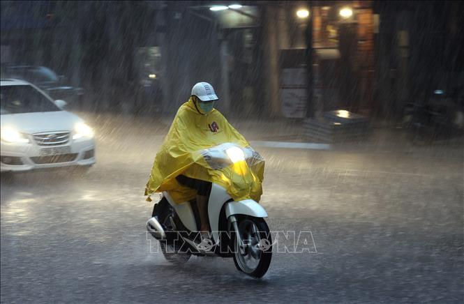 Miền Bắc mưa dông đến cuối tuần, miền Trung nắng nóng gay gắt