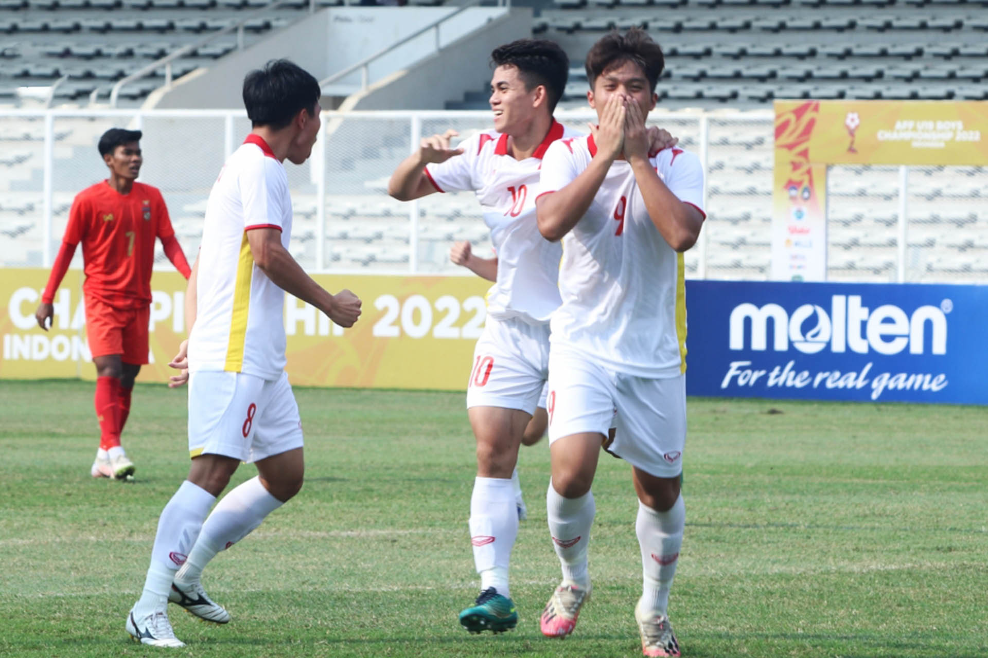 Thắng Myanmar, U19 Việt Nam vững ngôi đầu bảng A