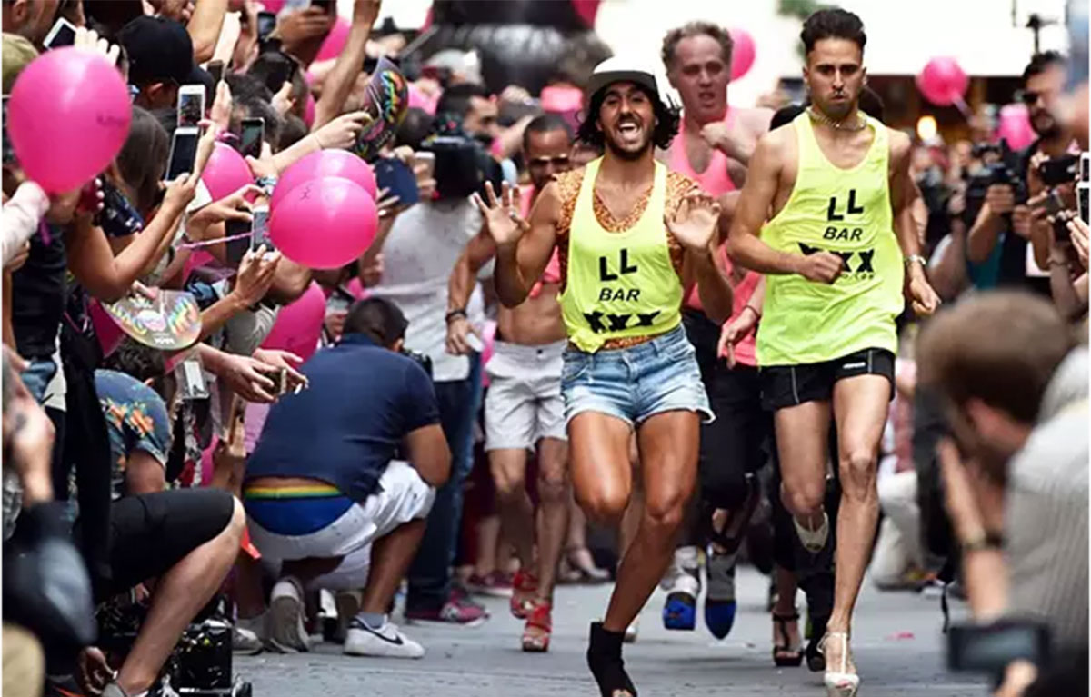 Xem quý ông Tây Ban Nha thi nhau chạy 'thục mạng' trên giày gót nhọn cao 15cm