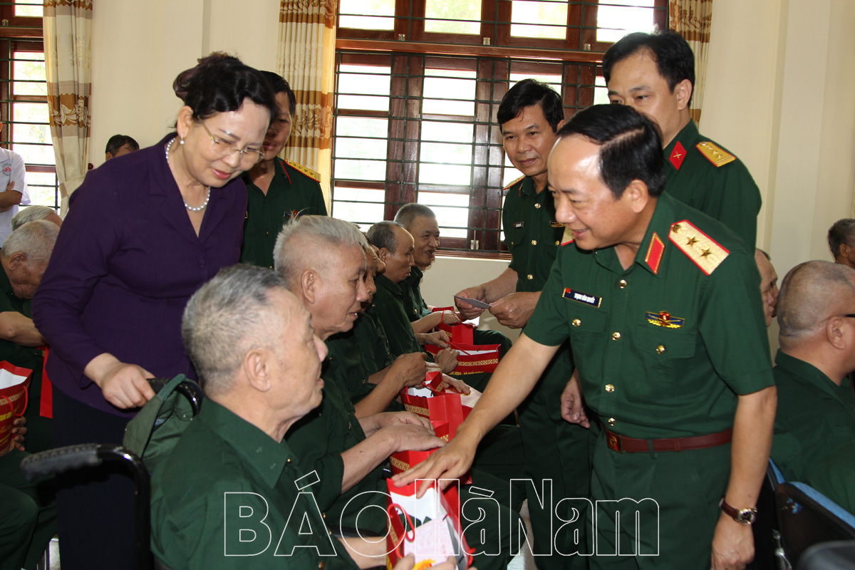 Lãnh đạo Bộ Quốc phòng và Tỉnh ủy Hà Nam thăm thương bệnh binh, gia đình Liệt sỹ nhân dịp 27/7
