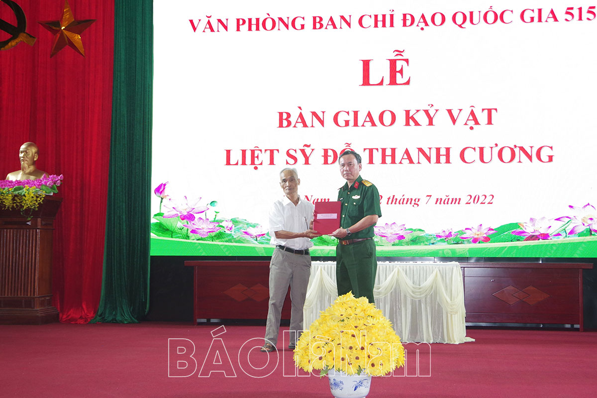 Trao kỷ vật của liệt sĩ Đỗ Thanh Cương cho gia đình