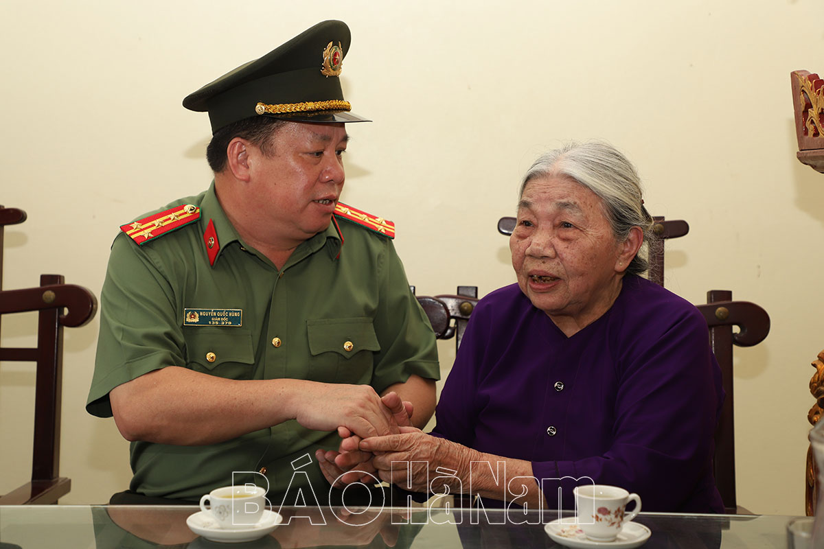 Giám đốc Công an tỉnh thăm tặng quà Mẹ Việt Nam anh hùng Nguyễn Thị Bế