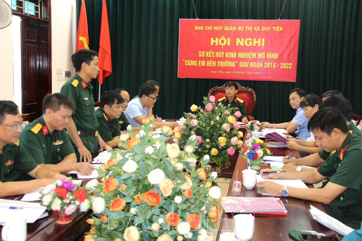 Ban CHQS thị xã Duy Tiên sơ kết 4 năm thực hiện mô hình “Cùng em đến trường”