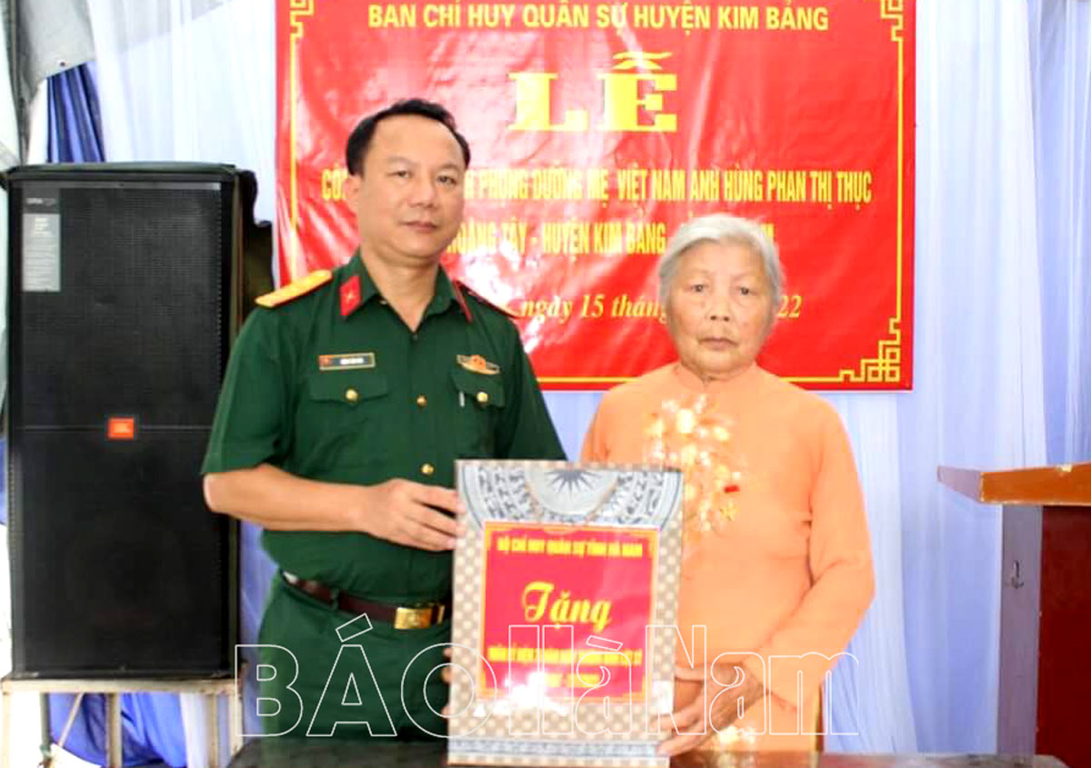 Ban CHQS huyện Kim Bảng nhận phụng dưỡng Mẹ Việt Nam Anh hùng Phan Thị Thục