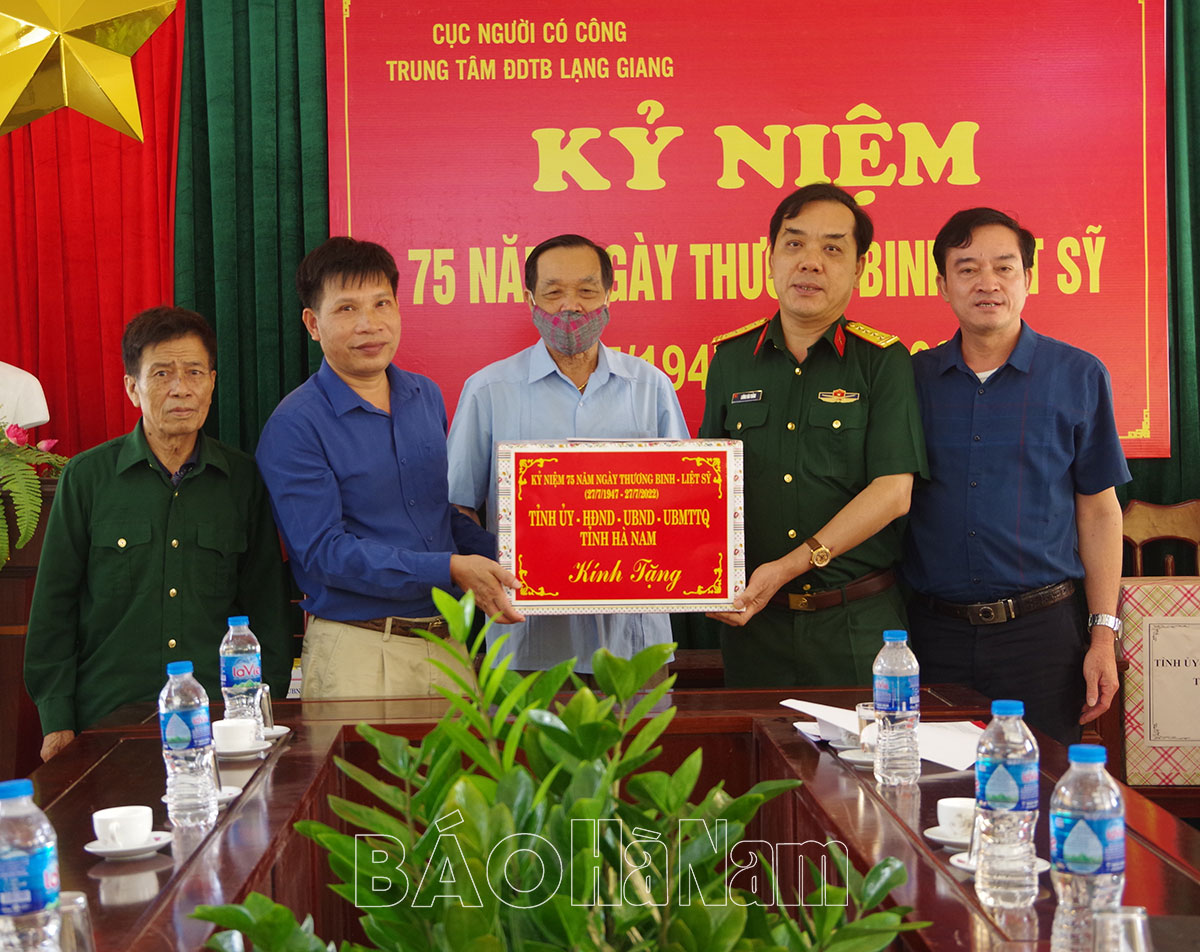 Đoàn công tác của tỉnh thăm, tặng quà 2 trung tâm điều dưỡng thương bệnh binh tại Bắc Giang và Bắc Ninh