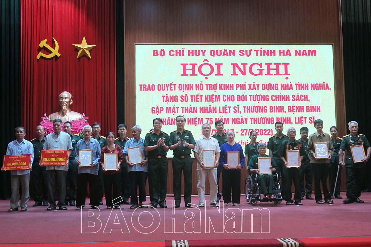 Bộ CHQS tỉnh trao quyết định hỗ trợ kinh phí xây dựng nhà tình nghĩa, tặng sổ tiết kiệm