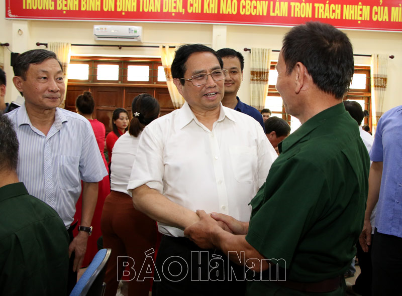 Thủ tướng Chính phủ Phạm Minh Chính thăm, tặng quà các thương, bệnh binh và người có công tại Hà Nam