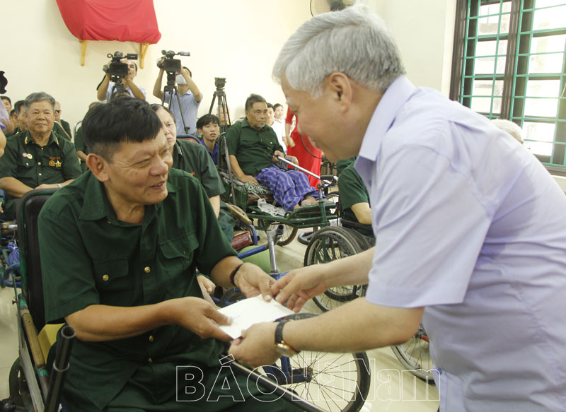 Chủ tịch Ủy ban Trung ương MTTQ Việt Nam Đỗ Văn Chiến thăm, tặng quà Trung tâm điều dưỡng Thương binh Duy Tiên