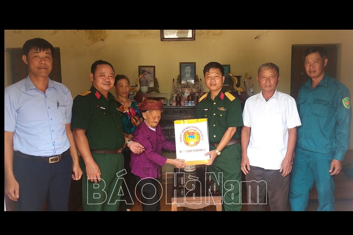 Ban CHQS huyện Thanh Liêm thăm, tặng quà đối tượng chính sách