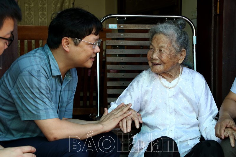 Lãnh đạo Sở Kế hoạch và Đầu tư thăm, tặng quà Mẹ Việt Nam anh hùng Vũ Thị Đam