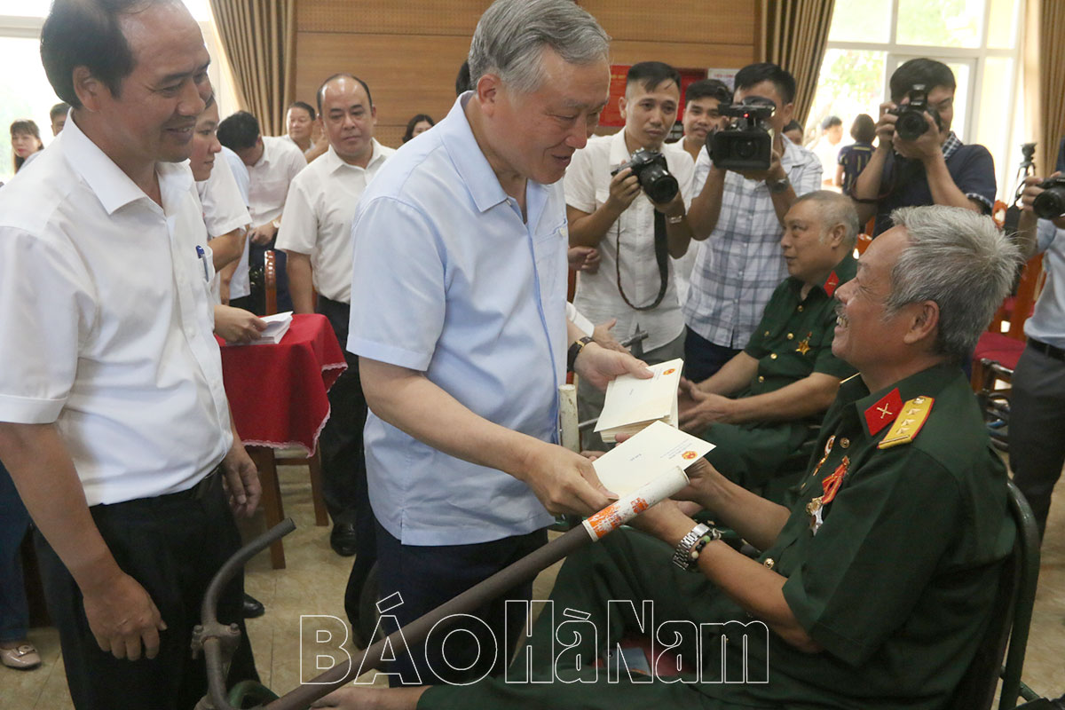 Chánh án Tòa án Nhân dân tối cao Nguyễn Hòa Bình thăm, tặng quà các thương, bệnh binh và người có công tại Hà Nam